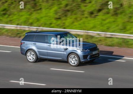 2020 Blue LAND ROVER R Rover Sport HSE DYN D MHEV ein 2997 ccm Dieselmotor, der auf der Autobahn M6 im Großraum Manchester, Großbritannien, mit hoher Geschwindigkeit fährt Stockfoto