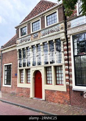 Hoorn, Niederlande. August 2023. Historische Straßen und Giebel in Amsterdam. Hochwertige Fotos Stockfoto