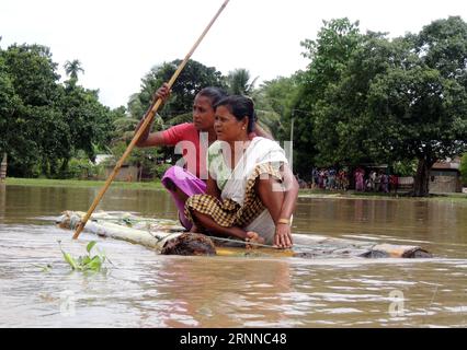 (170706) -- GOLAGHAT (INDIEN), 6. Juli 2017 () -- Dorfbewohner durchqueren am 6. Juli 2017 das überflutete Gebiet bei Rajnakhat Boklai im Bezirk Golaghat im nordöstlichen indischen Bundesstaat Assam. Seit der letzten Woche traf der Dauerregen verschiedene Orte im Nordosten Indiens und verursachte Überschwemmungen und Erdrutsche. (/Stringer) INDIEN-GOLAGHAT-DAUERREGENFLUTEN Xinhua PUBLICATIONxNOTxINxCHN Golaghat Indien 6. Juli 2017 Dorfbewohner durchqueren überflutetes Gebiet im GOLAGHAT-Bezirk nordöstlicher indischer Staat Assam AM 6. Juli 2017 Dauerregen seit der Woche traf verschiedene Orte im Nordosten Indiens und verursachte Überschwemmungen und Erdrutsche S Stockfoto