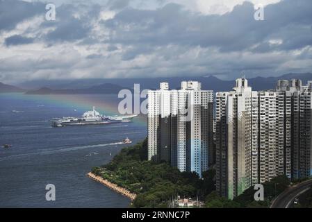 (170707) -- HONGKONG, 7. Juli 2017 -- der chinesische Flugzeugträger Liaoning segelte am 7. Juli 2017 in der Nähe der Lamma-Insel in Hongkong, Südchina. ) (wyo) CHINA-HONG KONG-LIAONING AIRCRAFT CARRIER (CN) WangxShen PUBLICATIONxNOTxINxCHN Hong Kong 7. Juli 2017 Chinesische Flugzeugträgerin Liaoning SEGELT in der Nähe des Lamma Island in Hongkong Südchina 7. Juli 2017 wyo China Hong Kong Liaoning Aircraft Carrier CN WangxShen PUBLICATIONxNOTxINxCHN Stockfoto