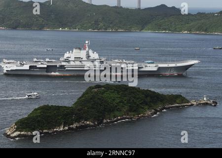 (170707) -- HONGKONG, 7. Juli 2017 -- der chinesische Flugzeugträger Liaoning segelte am 7. Juli 2017 in der Nähe der Lamma-Insel in Hongkong, Südchina. ) (wyo) CHINA-HONG KONG-LIAONING AIRCRAFT CARRIER (CN) WangxShen PUBLICATIONxNOTxINxCHN Hong Kong 7. Juli 2017 Chinesische Flugzeugträgerin Liaoning SEGELT in der Nähe des Lamma Island in Hongkong Südchina 7. Juli 2017 wyo China Hong Kong Liaoning Aircraft Carrier CN WangxShen PUBLICATIONxNOTxINxCHN Stockfoto