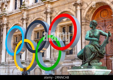 Paris, Frankreich - 24. Januar 2022: Das Hotel de Ville ist das Rathaus von Paris, das sich auf dem Place de l'Hotel-de-Ville – Esplanade de la Liberation befindet Stockfoto