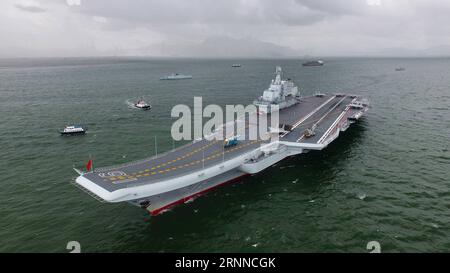 (170707) -- HONGKONG, 7. Juli 2017 -- der chinesische Flugzeugträger Liaoning liegt am 7. Juli 2017 in der Victoria Bay in der Hong Kong Special Administrative Region (HKSAR), Südchina. Eine Flotte mit Chinas erstem Flugzeugträger Liaoning kam am Freitag in HKSAR zu einem Besuch an, bei dem Liaoning zum ersten Mal für die Öffentlichkeit zugänglich sein wird. Nach dem Plan der Marine werden Seeleute der Flottille an lokalen Aktivitäten teilnehmen, um den 20. Jahrestag der Stationierung der Volksbefreiungsarmee in der HKSAR zu feiern. )(MCG) CHINA-HONG KONG-AIRCRAFT CARRIER FORMATION-ARRIVA Stockfoto