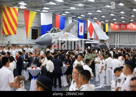 (170707) -- HONG KONG, 7. Juli 2017 -- Gäste und Offiziere und Seeleute der chinesischen Marinegruppe nehmen am 7. Juli 2017 an einem Empfang auf dem Flugzeugträger Liaoning in der Hong Kong Special Administrative Region (HKSAR), Südchina, Teil. Eine Flottille mit Chinas erstem Flugzeugträger Liaoning kam am Freitag in die HKSAR zu einem Besuch, bei dem Liaoning zum ersten Mal für die Öffentlichkeit zugänglich sein wird. )(mcg) CHINA-HONG KONG-AIRCRAFT CARRIER FORMATION-RECEPTION (CN) ZengxTao PUBLICATIONxNOTxINxCHN Hong KONG 7. Juli 2017 Gäste und Offiziere und Seeleute der chinesischen Marine Formation atte Stockfoto