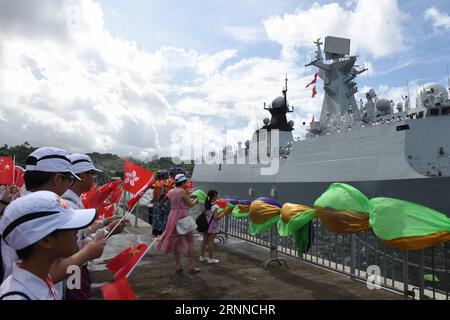 (170707) -- HONGKONG, 7. Juli 2017 -- die chinesische Fregatte Yantai wird bei ihrer Ankunft auf der Steinmetzinsel in der Sonderverwaltungsregion Hongkong (HKSAR), Südchina, am 7. Juli 2017 begrüßt. Eine Flotte mit Chinas erstem Flugzeugträger Liaoning kam am Freitag in HKSAR zu einem Besuch an, bei dem Liaoning zum ersten Mal für die Öffentlichkeit zugänglich sein wird. Nach dem Plan der Marine werden Seeleute der Flottille an lokalen Aktivitäten teilnehmen, um den 20. Jahrestag der Stationierung der Volksbefreiungsarmee in der HKSAR zu feiern. )(MCG) FLUGZEUGTRÄGERFORMAT CHINA-HONG KONG Stockfoto