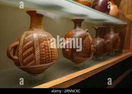 Cusco, Peru - 4. Dezember 2022: Antike Inka-Qero-Vasen in der Kunstsammlung Hacienda Huayoccari Stockfoto