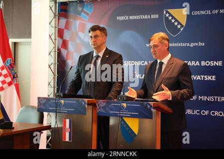 (170707) -- SARAJEVO, 7. Juli 2017 -- der Vorsitzende des Ministerrats von Bosnien und Herzegowina, Denis Zvizdic (R), und der kroatische Premierminister Andrej Plenkovic nahmen am 7. Juli 2017 an einer gemeinsamen Pressekonferenz in Sarajevo, Bosnien und Herzegowina, Teil. Bosnien und Herzegowina (Bosnien und Herzegowina) und Kroatien haben am Freitag hier zugesagt, die bilaterale Zusammenarbeit zu verstärken. ) BOSNIEN UND HERZEGOWINA-SARAJEVO-KROATIEN-ZUSAMMENARBEIT HarisxMemija PUBLICATIONxNOTxINxCHN Sarajevo 7. Juli 2017 der Vorsitzende des Ministerrats Bosnien und Herzegowinas BIH Denis Zvizdic r und der kroatische Premierminister Andrej Plenkovic nehmen an einer gemeinsamen Sitzung Teil Stockfoto