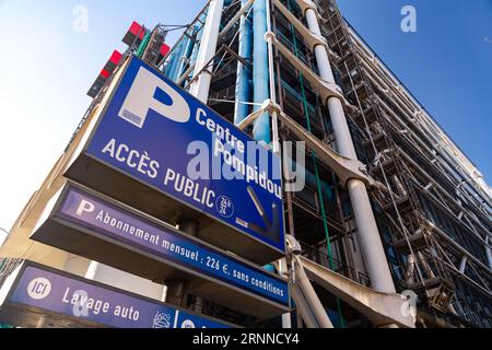 Paris, Frankreich - 24. Januar 2022: Das National Georges Pompidou Centre of Art and Culture, auch bekannt als Pompidou Centre, ist ein komplexes Gebäude im Stockfoto