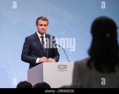 (170708) -- HAMBURG, 8. Juli 2017 -- der französische Präsident Emmanuel Macron nimmt am 8. Juli 2017 an einer Pressekonferenz des 12. Gipfels der Gruppe der 20 (G20) in Hamburg Teil. ) (hy) DEUTSCHLAND-HAMBURG-G20 GIPFELPRESSEKONFERENZ ShanxYuqi PUBLICATIONxNOTxINxCHN Hamburg 8. Juli 2017 der französische Präsident Emmanuel Macron nimmt AM 8. Juli 2017 an einer Pressekonferenz des 12. Gipfels der Gruppe der 20 G20 in Hamburg Teil Deutschland Hy Deutschland Hamburg G20 Gipfelpressekonferenz PUBLICATIONxNOTxINxCHN Stockfoto