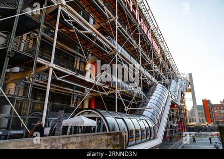 Paris, Frankreich - 24. Januar 2022: Das National Georges Pompidou Centre of Art and Culture, auch bekannt als Pompidou Centre, ist ein komplexes Gebäude im Stockfoto