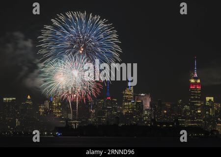 (170709) -- PEKING, 9. Juli 2017 -- Foto aus Bayonne, New Jersey, zeigt Feuerwerk, das über dem Hudson River explodiert, mit der Skyline von Manhattan im Hintergrund, um den Unabhängigkeitstag der Vereinigten Staaten am 4. Juli 2017 zu feiern. ) WÖCHENTLICHE AUSWAHL VON XINHUA FOTO LixMuzi PUBLICATIONxNOTxINxCHN Peking 9. Juli 2017 Foto aus Bayonne New Jersey zeigt Feuerwerk explodiert über dem Hudson River mit Manhattan Skyline im Hintergrund, um den Unabhängigkeitstag der Vereinigten Staaten zu feiern 4. Juli 2017 wöchentliche Auswahl von XINHUA Foto LIXMUZI PUBLICATIONxNOTxINxCHN Stockfoto