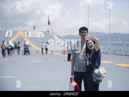 (170709) -- HONGKONG, 9. Juli 2017 -- Bewohner posieren für Selfies auf dem Flugdeck von Chinas erstem Flugzeugträger Liaoning in Hongkong, Südchina, 9. Juli 2017. Der Flugzeugträger Liaoning war am Samstag und Sonntag für die Öffentlichkeit in Hongkong geöffnet. )(mcg) CHINA-HONG KONG-FLUGZEUGTRÄGER LIAONING-FOTO (CN) LiuxYun PUBLICATIONxNOTxINxCHN Hong KONG 9. Juli 2017 Bewohner posieren für Selfies AUF dem Flight Deck von China S First Aircraft Carrier Liaoning in Hong Kong Südchina 9. Juli 2017 The Aircraft Carrier Liaoning What Open for the Public to Visit in Hong Kong AM Samstag a Stockfoto