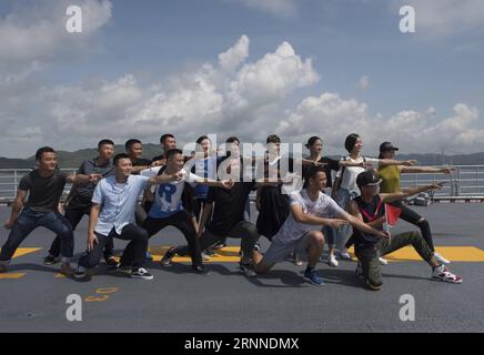 (170709) -- HONGKONG, 9. Juli 2017 -- Junge Leute posieren für Fotos auf dem Flugdeck von Chinas erstem Flugzeugträger Liaoning in Hongkong, Südchina, 9. Juli 2017. Der Flugzeugträger Liaoning war am Samstag und Sonntag für die Öffentlichkeit in Hongkong geöffnet. )(mcg) CHINA-HONG KONG-FLUGZEUGTRÄGER LIAONING-FOTO (CN) LiuxYun PUBLICATIONxNOTxINxCHN Hong KONG 9. Juli 2017 Junge Prominente posieren für Fotos AUF dem Flugdeck von China S erster Flugzeugträger Liaoning in Hong Kong Südchina 9. Juli 2017 der Flugzeugträger Liaoning Was für die Öffentlichkeit in Hong Kong zu besuchen Kong AUF S Stockfoto