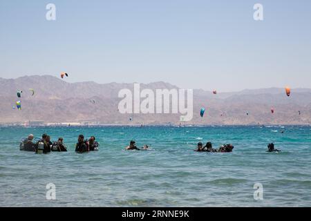 (170710) -- JERUSALEM, 10. Juli 2017 -- Touristen tauchen am 12. Mai 2017 im Roten Meer in Eilat, Israel. Nach Angaben des Zentralen Statistischen Büros Israels wurden von Januar bis Juni 2017 1,74 Millionen Touristen gemeldet, was einem Anstieg von 26 Prozent gegenüber dem Vorjahreszeitraum entspricht. )(whw) ISRAEL-TOURISTISCHE ZAHL-ZUNAHME GuoxYu PUBLICATIONxNOTxINxCHN Jerusalem 10. Juli 2017 Touristen Tauchen im Roten Meer BEI Eilat Israel AM 12. Mai 2017 Laut Israel S Central Bureau of Statistics wurden 1 74 Millionen touristische Einträge von Januar bis Juni 2017 verzeichnet, um 26 Prozent über den gleichen Zeitraum Belastung Jahr Israel Stockfoto