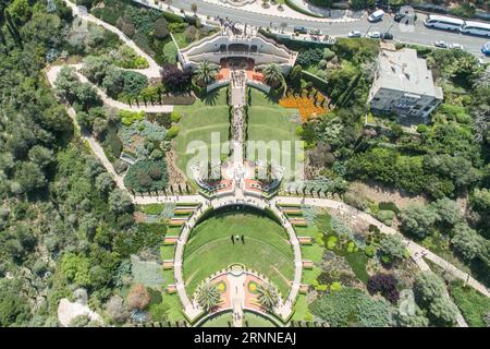 (170710) -- JERUSALEM, 10. Juli 2017 -- Touristen besuchen Gärten in Haifa, Israel, am 15. April 2017. Nach Angaben des Zentralen Statistischen Büros Israels wurden von Januar bis Juni 2017 1,74 Millionen Touristen gemeldet, was einem Anstieg von 26 Prozent gegenüber dem Vorjahreszeitraum entspricht. )(whw) ISRAEL-TOURISTISCHE ZAHL-ZUNAHME GuoxYu PUBLICATIONxNOTxINxCHN Jerusalem 10. Juli 2017 Touristen besuchen Gärten in Haifa Israel AM 15. April 2017 Laut Israel S Central Bureau of Statistics wurden von Januar bis Juni 2017 1 74 Millionen touristische Einträge verzeichnet, die um 26 Prozent über den gleichen Zeitraum gestiegen sind Lastjahr whw Israel Touristen Stockfoto