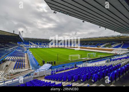 September 2023; St Andrews, Birmingham, West Midlands, England; EFL Championship Football, Birmingham City versus Millwall; Eine allgemeine Ansicht von St Andrews, die das Spielfeld und die Tribünen vor dem Auftakt von der Ecke des Gill Merrick Stand Credit: Action Plus Sports Images/Alamy Live News zeigen Stockfoto