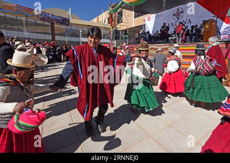 (170711) -- LA PAZ, 11. Juli 2017 -- der bolivianische Präsident Evo Morales (2. L) nimmt am 10. Juli 2017 an der Eröffnungszeremonie der Kamelienfaser-Transformationsanlage des neuen staatseigenen Unternehmens Yacana im Industriepark von Kallutaca in Laja Teil, 36 km von der Stadt La Paz, Bolivien. Boliviens Präsident Evo Morales weihte am Montag die Kamelidfaser-Transformationsanlage der neuen staatseigenen Enterprise Yacana ein, die die Kamelidfaser von Lamas und Alpakas industrialisieren und exportieren soll. Das Projekt erhielt eine staatliche Investition von 224 Millionen Bolivianern (App Stockfoto