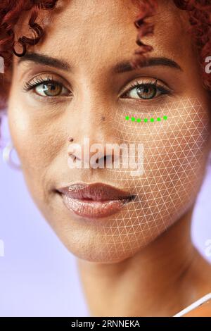 Hautpflege, Gesichtserkennung und Rendering für Schönheit mit einer Frau auf violettem Hintergrund im Studio. Technologie, Zukunft und Innovation mit einem Modell Stockfoto