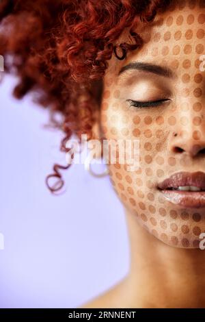 Hautpflege, Technologie und Gesichtserkennung für Schönheit mit einer Frau auf violettem Hintergrund im Studio. Gesicht, Zukunft und Innovation mit einem jungen Modell Stockfoto
