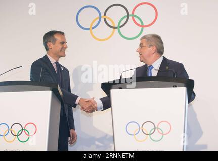 (170711) -- LAUSANNE, Juli 11,2017 -- Bürgermeister von Los Angeles Eric Garcetti (L)) schüttelt die Hand mit dem Präsidenten des Internationalen Olympischen Komitees (IOC) Thomas Bach im Olympischen Museum in Lausanne, Schweiz, 10. Juli 2017. Die Mitglieder des IOC werden am 11. Und 12. Juli eine Sitzung für Präsentationen der Kampagnenteams für Los Angeles und Paris abhalten. ) (SP)SCHWEIZ-LAUSANNE-OLYMPISCHE SPIELE-2024 BID XuxJinquan PUBLICATIONxNOTxINxCHN Lausanne 11. Juli 2017 Bürgermeister von Los Angeles Eric Garcetti l schüttelt Hand mit IOC-Präsident Thomas Bach IM Olympiamuseum in Lausanne Schweiz Stockfoto