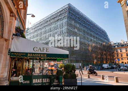 Paris, Frankreich - 24. Januar 2022: Modernes Äußeres des Ministeriums für Kultur im 1. Arrondissement von Paris, Frankreich. Stockfoto