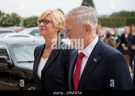(170712) -- WASHINGTON, 12. Juli 2017 -- US-Verteidigungsminister James Mattis (R) geht mit der italienischen Verteidigungsministerin Roberta Pinotti während einer Begrüßungszeremonie nach ihrer Ankunft im Pentagon in Washington D.C., USA, am 11. Juli 2017. ) US-WASHINGTON D.C.-ITALIEN-VERTEIDIGUNGSMINISTERIN-BESUCH TingxShen PUBLICATIONxNOTxINxCHN Washington 12. Juli 2017 US-Verteidigungsminister James Mattis r geht mit den italienischen Verteidigungsministern Roberta Pinotti während einer Begrüßungszeremonie NACH ihrer Ankunft im Pentagon in Washington D C die Vereinigten Staaten 11. Juli 2017 U S Washington D C I Stockfoto