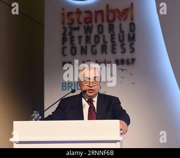 (170711) -- ISTANBUL, 11. Juli 2017 -- Dr. Fatih Birol, der Exekutivdirektor der Internationalen Energieagentur (IEA), hält eine Rede auf einer Pressekonferenz über die Veröffentlichung des World Energy Investment Report 2017 der IEA während des World Petroleum Congress in Istanbul, Türkei, am 11. Juli 2017. Die globalen Investitionen in Energie gingen 2016 um 12 Prozent zurück, während die Ausgaben für saubere Energie einen Rekordhoch erreichten, sagte die Internationale Energieagentur (IEA) in ihrem Bericht auf dem 22. Weltölkongress am Dienstag. ) TÜRKEI-ISTANBUL-WORLD PETROLEUM CONGRESS-SAUBERE ENERGIE HEXCANLING PUBLICATIONXNOTXINXCHN I Stockfoto