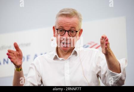 London, Großbritannien. September 2023. Staatssekretär für Nivellierung, Wohnungsbau und Kommunen. Michael Gove spricht beim FT Weekend Festival. Er ist in einem Panel mit Stephen Bush, FT Associate Editor, Miranda Green, FT Deputy Opinion Editor und unter dem Vorsitz von Lucy Fisher, FT Whitehall Editor. Er spricht über die politischen Geschichten, die derzeit in Westminster im Umlauf sind. Quelle: Mark Thomas/Alamy Live News Stockfoto