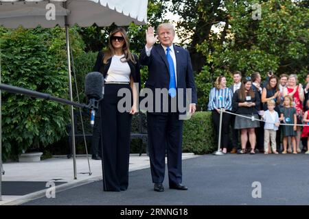 (170713) -- WASHINGTON, 13. Juli 2017 -- US-Präsident Donald Trump (R) und First Lady Melania Trump gehen an Bord von Marine One, die vom Weißen Haus aus nach Paris in Washington D.C., den Vereinigten Staaten, fährt, 12. Juli 2017. Trump flog zum Bastille Day mit dem französischen Präsidenten Emmanuel Macron nach Paris. ) (Zxj) US-WASHINGTON D.C.-TRUMP-FRANCE TingxShen PUBLICATIONxNOTxINxCHN 170713 Washington 13. Juli 2017 US-Präsident Donald Trump r und First Lady Melania Trump gehen zur Board Navy One, die vom Weißen Haus auf dem Weg nach Paris in Washington D C der Einheit abfährt Stockfoto