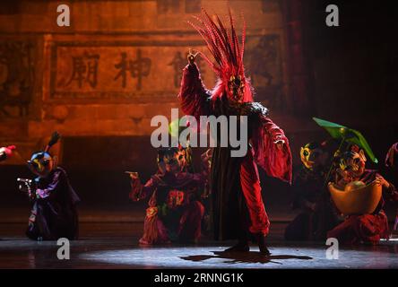 (170713) -- NANCHANG, 13. Juli 2017 -- Tänzer führen das Tanzdrama Nuo Love im Jiangxi Arts Center in Nanchang, Hauptstadt der ostchinesischen Provinz Jiangxi, am 12. Juli 2017 auf. Das Tanzdrama zum Thema Nuo Opera, das als eines der nationalen immateriellen Kulturerben aufgeführt wurde, wurde gemeinsam von der Youth Dance Troupe der Beijing Dance Academy und der Nuo Troupe des Shiyou Village in Nanfeng County Jiangxi aufgeführt. (lx) CHINA-NANCHANG-DANCE DRAMA(CN) WanxXiang PUBLICATIONxNOTxINxCHN 170713 Nanchang 13. Juli 2017 Tänzerinnen und Tänzer spielen Dance Drama Nuo Love im Jiangxi Arts Center IN Nanchang Capital of EA Stockfoto