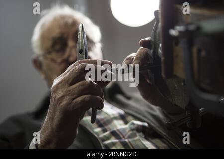 (170713) -- BUENOS AIRES, 13. Juli 2017 -- Elias Fernandez repariert am 12. Juli 2017 in seiner Werkstatt in Buenos Aires, der Hauptstadt Argentiniens, einen Regenschirm. Elias Fernandez, 86, ein spanischer Einwanderer, der 1950 in Argentinien ankam, hat das Handwerk der Herstellung und Reparatur von Regenschirmen seit 72 Jahren am Leben erhalten. Die Werkstatt von Elias befindet sich im Keller des Geschäfts, das heute von seinem Sohn Victor geführt wird. (fnc) (ce) (zw) ARGENTINA-BUENOS AIRES-UMBRELLAS-FEATURE MartinxZabala PUBLICATIONxNOTxINxCHN 170713 Buenos Aires 13. Juli 2017 Elias Fernandez REPARIERT den REGENSCHIRM in seiner Werkstatt in Buenos Aires Capital o Stockfoto