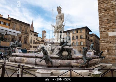 Ein römischer Meeresgott aus dem 16. Jahrhundert, Neptun, montiert auf einem von Pferden gezogenen Schalenwagen, der auf einem achteckigen Wasserbrunnen auf der Piazza della Signori basiert Stockfoto