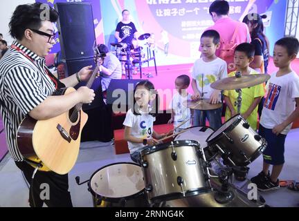 (170713) -- PEKING, 13. Juli 2017 -- Kinder lernen auf der 8. spielzeugmesse in Peking, der Hauptstadt Chinas, Schlagzeug zu spielen. Die viertägige expo begann hier am Donnerstag im National Agriculture Exhibition Center. )(wjq) CHINA-BEIJING-TOY EXPO (CN) LuoxXiaoguang PUBLICATIONxNOTxINxCHN 170713 Peking 13. Juli 2017 Kinder lernen Schlagzeug AUF der 8. Spielzeugausstellung in Peking Hauptstadt Chinas die vier-Tage-EXPO startete hier Donnerstag IM National Agriculture Exhibition Center wjq China Beijing Toy EXPO CN LuoxXiaoguang PUBLATxIONCN Stockfoto