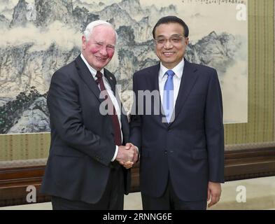 (170713) -- PEKING, 13. Juli 2017 -- der chinesische Premier Li Keqiang (R) trifft sich mit dem kanadischen Generalgouverneur David Johnston in Peking, Hauptstadt Chinas, 13. Juli 2017.) (zhs) CHINA-KANADA-LI KEQIANG-DAVID JOHNSTON-MEETING (CN) XiexHuanchi PUBLICATIONxNOTxINxCHN 170713 Peking 13. Juli 2017 der chinesische Premier Keqiang r trifft sich mit dem kanadischen Generalgouverneur David Johnston in Peking Hauptstadt Chinas 13. Juli 2017 zhs China Kanada verließ Keqiang David Johnston-Meeting CN XiexHuanchi PUNOBLICTXCHINNCHN Stockfoto