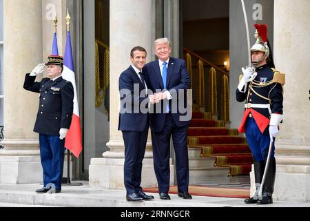 (170713) -- PARIS, 13. Juli 2017 -- der französische Präsident Emmanuel Macron (C-L) gibt am 13. Juli 2017 im Elysées-Palast in Paris (C-R) die Hand an US-Präsident Donald Trump (C-R). US-Präsident Donald Trump kam am Donnerstagmorgen in Paris an, um die Divergenz mit Frankreich über Klimawandel und Handelsliberalisierung abzumildern, indem er eine gemeinsame Basis für Sicherheit und Terrorismusbekämpfung suchte. FRANKREICH-PARIS-US-PRÄSIDENT-TRUMP-BESUCH ChenxYichen PUBLICATIONxNOTxINxCHN 170713 Paris 13. Juli 2017 der französische Präsident Emmanuel Macron C l schüttelt die Hand an den US-Präsidenten Donald Trum Stockfoto