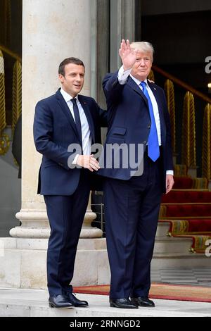 (170713) -- PARIS, 13. Juli 2017 -- der französische Präsident Emmanuel Macron (L) begrüßt US-Präsident Donald Trump am 13. Juli 2017 im Elysées-Palast in Paris. US-Präsident Donald Trump kam am Donnerstagmorgen in Paris an, um die Divergenz mit Frankreich über Klimawandel und Handelsliberalisierung abzumildern, indem er eine gemeinsame Basis für Sicherheit und Terrorismusbekämpfung suchte. FRANKREICH-PARIS-US-PRÄSIDENT-TRUMP-BESUCH ChenxYichen PUBLICATIONxNOTxINxCHN 170713 Paris 13. Juli 2017 der französische Präsident Emmanuel Macron l begrüßt US-Präsident Donald Trump IM Elysées-Palast in P Stockfoto