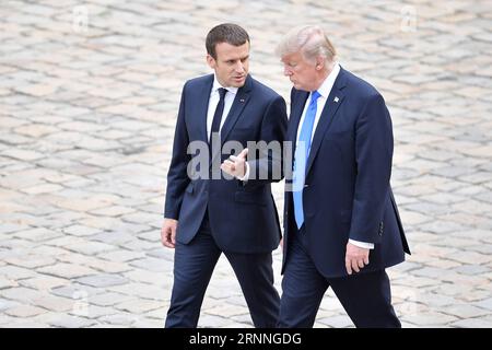 (170713) -- PARIS, 13. Juli 2017 -- der französische Präsident Emmanuel Macron (L) spricht mit US-Präsident Donald Trump während einer Begrüßungszeremonie bei den Invaliden in Paris, Frankreich, am 13. Juli 2017. US-Präsident Donald Trump kam am Donnerstagmorgen in Paris an, um die Divergenz mit Frankreich über Klimawandel und Handelsliberalisierung abzumildern, indem er eine gemeinsame Basis für Sicherheit und Terrorismusbekämpfung suchte. FRANKREICH-PARIS-US-PRÄSIDENT-TRUMP-BESUCH JackxChan PUBLICATIONxNOTxINxCHN 170713 Paris 13. Juli 2017 französischer Präsident Emmanuel Macron l spricht mit US-Präsident Donald Trump Dur Stockfoto