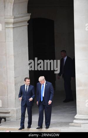 (170713) -- PARIS, 13. Juli 2017 -- der französische Präsident Emmanuel Macron (L) spricht mit US-Präsident Donald Trump während einer Begrüßungszeremonie bei den Invaliden in Paris, Frankreich, am 13. Juli 2017. US-Präsident Donald Trump kam am Donnerstagmorgen in Paris an, um die Divergenz mit Frankreich über Klimawandel und Handelsliberalisierung abzumildern, indem er eine gemeinsame Basis für Sicherheit und Terrorismusbekämpfung suchte. FRANKREICH-PARIS-US-PRÄSIDENT-TRUMP-BESUCH JackxChan PUBLICATIONxNOTxINxCHN 170713 Paris 13. Juli 2017 französischer Präsident Emmanuel Macron l spricht mit US-Präsident Donald Trump Dur Stockfoto