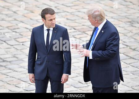 (170713) -- PARIS, 13. Juli 2017 -- der französische Präsident Emmanuel Macron (L) spricht mit US-Präsident Donald Trump während einer Begrüßungszeremonie bei den Invaliden in Paris, Frankreich, am 13. Juli 2017. US-Präsident Donald Trump kam am Donnerstagmorgen in Paris an, um die Divergenz mit Frankreich über Klimawandel und Handelsliberalisierung abzumildern, indem er eine gemeinsame Basis für Sicherheit und Terrorismusbekämpfung suchte. FRANKREICH-PARIS-US-PRÄSIDENT-TRUMP-BESUCH JackxChan PUBLICATIONxNOTxINxCHN 170713 Paris 13. Juli 2017 französischer Präsident Emmanuel Macron l spricht mit US-Präsident Donald Trump Dur Stockfoto