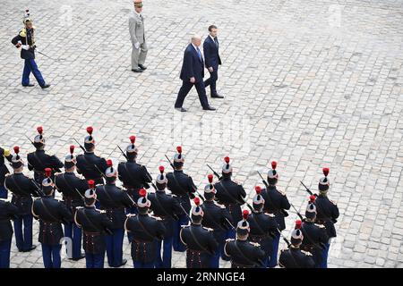 (170713) -- PARIS, 13. Juli 2017 -- der französische Präsident Emmanuel Macron und US-Präsident Donald Trump inspizieren die Ehrenwache während einer Begrüßungszeremonie bei den Invaliden in Paris, Frankreich, am 13. Juli 2017. US-Präsident Donald Trump kam am Donnerstagmorgen in Paris an, um die Divergenz mit Frankreich über Klimawandel und Handelsliberalisierung abzumildern, indem er eine gemeinsame Basis für Sicherheit und Terrorismusbekämpfung suchte. FRANKREICH-PARIS-US-PRÄSIDENT-TRUMP-BESUCH JackxChan PUBLICATIONxNOTxINxCHN 170713 Paris 13. Juli 2017 französischer Präsident Emmanuel Macron und US-Präsident Donald TR Stockfoto