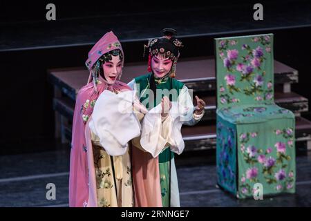 (170713) -- ATHEN, 13. Juli 2017 -- Künstler des chinesischen Suzhou Kunqu Opera Theatre führen am 12. Juli 2017 im Herodes Atticus Theater am Fuße der Akropolis in Athen, Griechenland, den Pfingstrose-Pavillon auf. Im Rahmen der Feierlichkeiten zum Jahr der Zusammenarbeit zwischen China und Griechenland im Bereich des Kulturaustauschs und der Kulturindustrie präsentierte eine Truppe des chinesischen Suzhou Kunqu Opera Theatre der ostchinesischen Provinz Jiangsu die Oper, eines der Meisterwerke des mündlichen und immateriellen Erbes der Menschheit der UNESCO. am Fuße eines UNESCO-Weltkulturerbes am Mittwoch. ) GRIECHENLAND-ATHEN-CHINA-KUNQU OPERA-PFINGSTROSE-PAVILLON Stockfoto