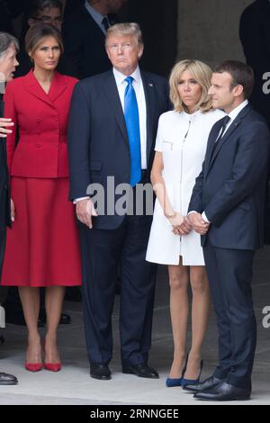 (170713) -- PARIS, 13. Juli 2017 -- der französische Präsident Emmanuel Macron (1. R) und seine Frau Brigitte Macron (2. R) sowie US-Präsident Donald Trump (3. R) und seine Frau Melania Trump nehmen am 13. Juli 2017 an einer Begrüßungszeremonie im Invalidendom in Paris Teil. US-Präsident Donald Trump kam am Donnerstagmorgen in Paris an, um die Divergenz mit Frankreich über Klimawandel und Handelsliberalisierung abzumildern, indem er eine gemeinsame Basis für Sicherheit und Terrorismusbekämpfung suchte. FRANKREICH-PARIS-US-PRÄSIDENT-TRUMP-BESUCH JackxChan PUBLICATIONxNOTxINxCHN 170713 Paris 13. Juli 2017 Frenc Stockfoto