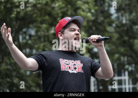 (170713) -- NEW YORK, 13. Juli 2017 -- Schauspieler Jonathan Wagner tritt während der Broadway-Show im Bryant Park 2017 im Bryant Park in New York, USA, am 13. Juli 2017 auf. Der Broadway im Bryant Park 2017 findet an sechs aufeinanderfolgenden Donnerstagen ab dem 6. Juli statt, an denen die beliebtesten Shows am und außerhalb des Broadway aufgeführt werden. ) U.S.-NEW YORK-BRYANT PARK-BROADWAY SHOW WangxYing PUBLICATIONxNOTxINxCHN 170713 New York 13. Juli 2017 Schauspieler Jonathan Wagner tritt während der Broadway in Bryant Park 2017 Show IM Bryant Park in New York die Vereinigten Staaten AM 13. Juli 2017 auf Stockfoto