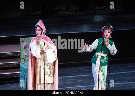 (170713) -- ATHEN, 13. Juli 2017 -- Künstler des chinesischen Suzhou Kunqu Opera Theatre führen am 12. Juli 2017 im Herodes Atticus Theater am Fuße der Akropolis in Athen, Griechenland, den Pfingstrose-Pavillon auf. Im Rahmen der Feierlichkeiten zum Jahr der Zusammenarbeit zwischen China und Griechenland im Bereich des Kulturaustauschs und der Kulturindustrie präsentierte eine Truppe des chinesischen Suzhou Kunqu Opera Theatre der ostchinesischen Provinz Jiangsu die Oper, eines der Meisterwerke des mündlichen und immateriellen Erbes der Menschheit der UNESCO. am Fuße eines UNESCO-Weltkulturerbes am Mittwoch. ) GRIECHENLAND-ATHEN-CHINA-KUNQU OPERA-PFINGSTROSE-PAVILLON Stockfoto