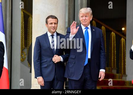 (170713) -- PARIS, 13. Juli 2017 -- der französische Präsident Emmanuel Macron (L) begrüßt US-Präsident Donald Trump am 13. Juli 2017 im Elysées-Palast in Paris. US-Präsident Donald Trump kam am Donnerstagmorgen in Paris an, um die Divergenz mit Frankreich über Klimawandel und Handelsliberalisierung abzumildern, indem er eine gemeinsame Basis für Sicherheit und Terrorismusbekämpfung suchte. FRANKREICH-PARIS-US-PRÄSIDENT-TRUMP-BESUCH ChenxYichen PUBLICATIONxNOTxINxCHN 170713 Paris 13. Juli 2017 der französische Präsident Emmanuel Macron l begrüßt US-Präsident Donald Trump IM Elysées-Palast in P Stockfoto