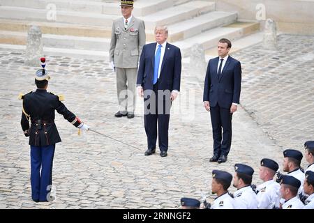 (170713) -- PARIS, 13. Juli 2017 -- der französische Präsident Emmanuel Macron und US-Präsident Donald Trump inspizieren die Ehrenwache während einer Begrüßungszeremonie bei den Invaliden in Paris, Frankreich, am 13. Juli 2017. US-Präsident Donald Trump kam am Donnerstagmorgen in Paris an, um die Divergenz mit Frankreich über Klimawandel und Handelsliberalisierung abzumildern, indem er eine gemeinsame Basis für Sicherheit und Terrorismusbekämpfung suchte. FRANKREICH-PARIS-US-PRÄSIDENT-TRUMP-BESUCH JackxChan PUBLICATIONxNOTxINxCHN 170713 Paris 13. Juli 2017 französischer Präsident Emmanuel Macron und US-Präsident Donald TR Stockfoto