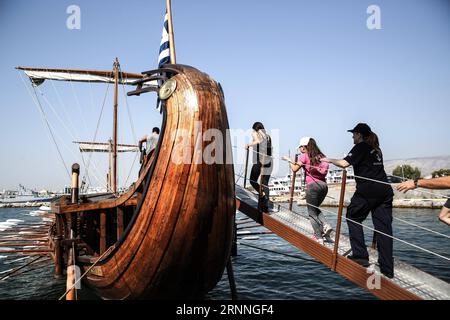 (170713) -- ATHEN, 13. Juli 2017 -- Besucher gehen an Bord von Olympias, einer Nachbildung eines antiken griechischen Trireme, um am 12. Juli 2017 in den Gewässern des Saronischen Golfs vor der Athener Südküste zu segeln. Nach den erfolgreichen Reisen der Trireme im Sommer 2016 hat die griechische Marine im Juli und September eine neue Serie von sieben Segeln organisiert, die Menschen zwischen 15 und 75 Jahren die Möglichkeit bieten, an dieser einzigartigen Segeltour in die Vergangenheit teilzunehmen. ) GRIECHENLAND-ATHEN-ANTIKE GRIECHISCHE TRIREME-REPLIK-SEGELN LefterisxPartsalis PUBLICATIONxNOTxINxCHN 170713 Athen 13. Juli 2017 Besucher Board Olympias A Stockfoto