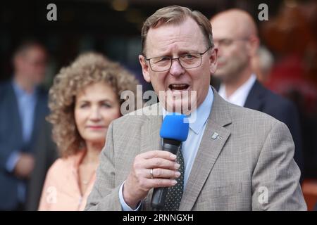 Erfurt, Deutschland. September 2023. Premierminister Bodo Ramelow (links) steht vor dem parlamentsgebäude, um Gäste bei der Eröffnung des Tages der offenen Tür zu begrüßen. Der Thüringer landtag öffnet seine Türen für Besucher, mit dem Schwerpunkt in diesem Jahr auf der Thüringer Landesverfassung, die im Oktober 30 Jahre alt wird. Quelle: Matthias Bein/dpa/Alamy Live News Stockfoto