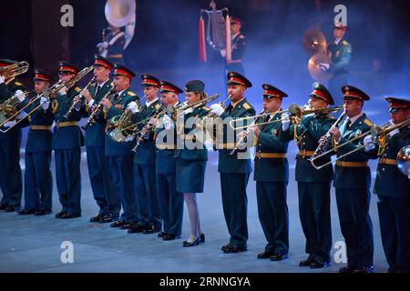(170714) -- HONG KONG, 14. Juli 2017 -- Mitglieder einer russischen Militärband treten während des Internationalen Militärtattoos anlässlich des 20. Jahrestages der Gründung der Sonderverwaltungsregion Hongkong in Hongkong, Südchina, am 13. Juli 2017 auf. Die Veranstaltung findet vom 13. Bis 15. Juli im Hong Kong Coliseum statt. ) (zhs) CHINA-HONG KONG-MILITARY TATTOO (CN) WangxXi PUBLICATIONxNOTxINxCHN 170714 Hong Kong 14. Juli 2017 Mitglieder einer russischen militärischen Krawatte treten während des Internationalen Militärtattoos anlässlich des 20. Jahrestags der Einrichtung eines Sondergeschirrs für Hongkong auf Stockfoto
