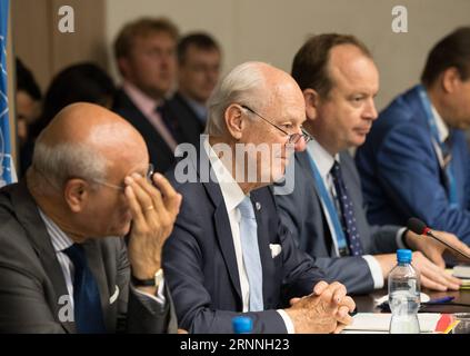 (170714) -- GENF, 14. Juli 2017 -- der UN-Sondergesandte des Generalsekretärs für Syrien, Staffan de Mistura (2. L), nimmt an einer neuen Verhandlungsrunde mit Nasr al-Hariri (nicht abgebildet), dem Vorsitzenden des Hohen Komitees der syrischen Opposition, Teil, der am 14. Juli 2017 im Palais des Nations in Genf (Schweiz) Gespräche geführt hat. POOL/) (zjy) SCHWEIZ-GENF-SYRIEN FRIEDENSGESPRÄCHE-OPPOSITION XuxJinquan PUBLICATIONxNOTxINxCHN 170714 Genf 14. Juli 2017 UN-Sondergesandter des Generalsekretärs für Syrien Staffan de Mistura 2. L nimmt an einer neuen Verhandlungsrunde mit Syrien S Main Oppo Teil Stockfoto